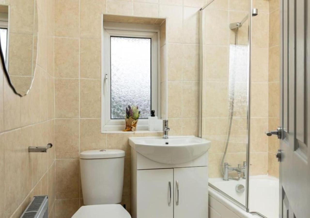 Comfortable 3 Bedrooms Leeds Beach House - Ideal For Family And Contractors - Free Parking For 2 Cars Eksteriør bilde