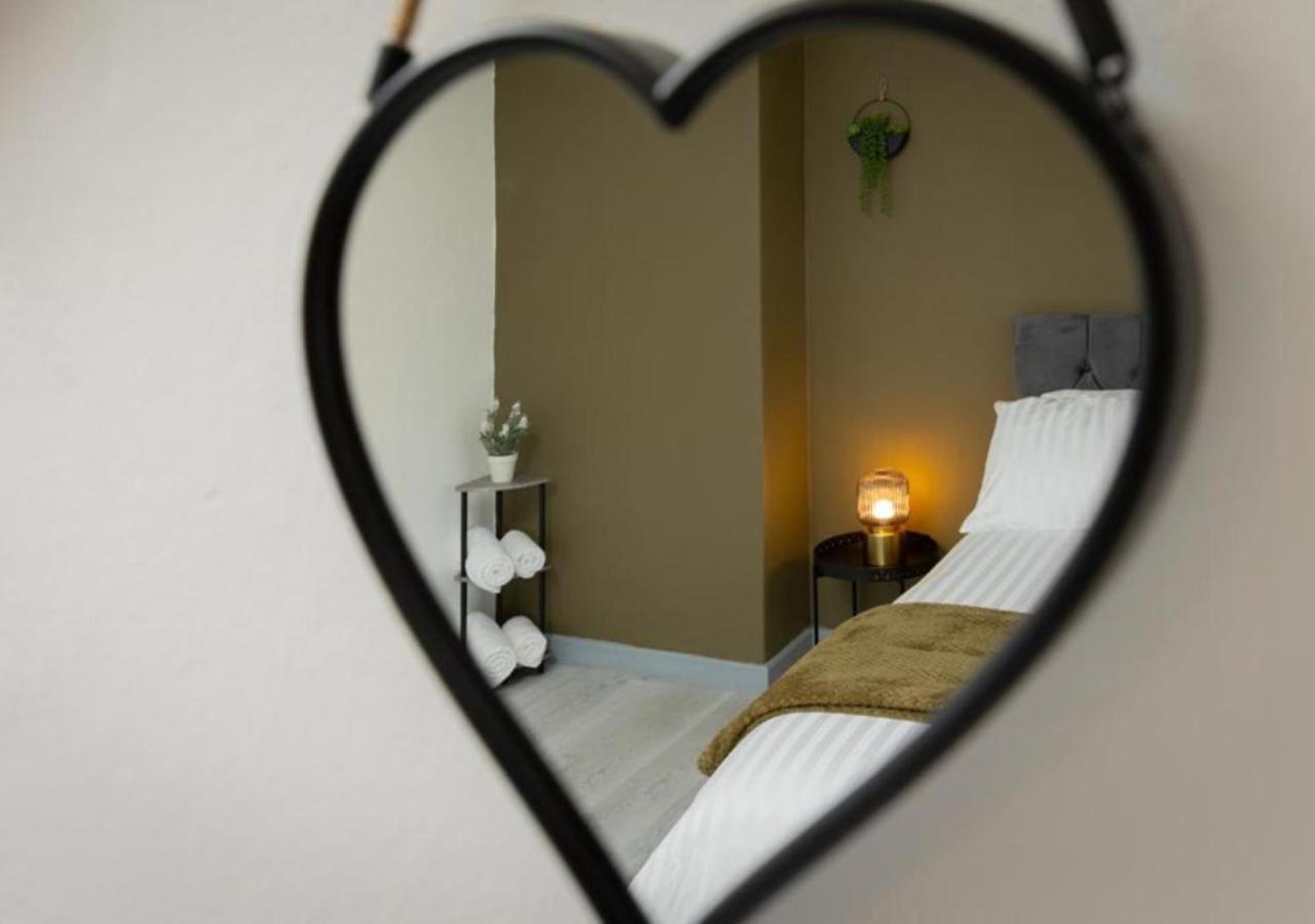 Comfortable 3 Bedrooms Leeds Beach House - Ideal For Family And Contractors - Free Parking For 2 Cars Eksteriør bilde