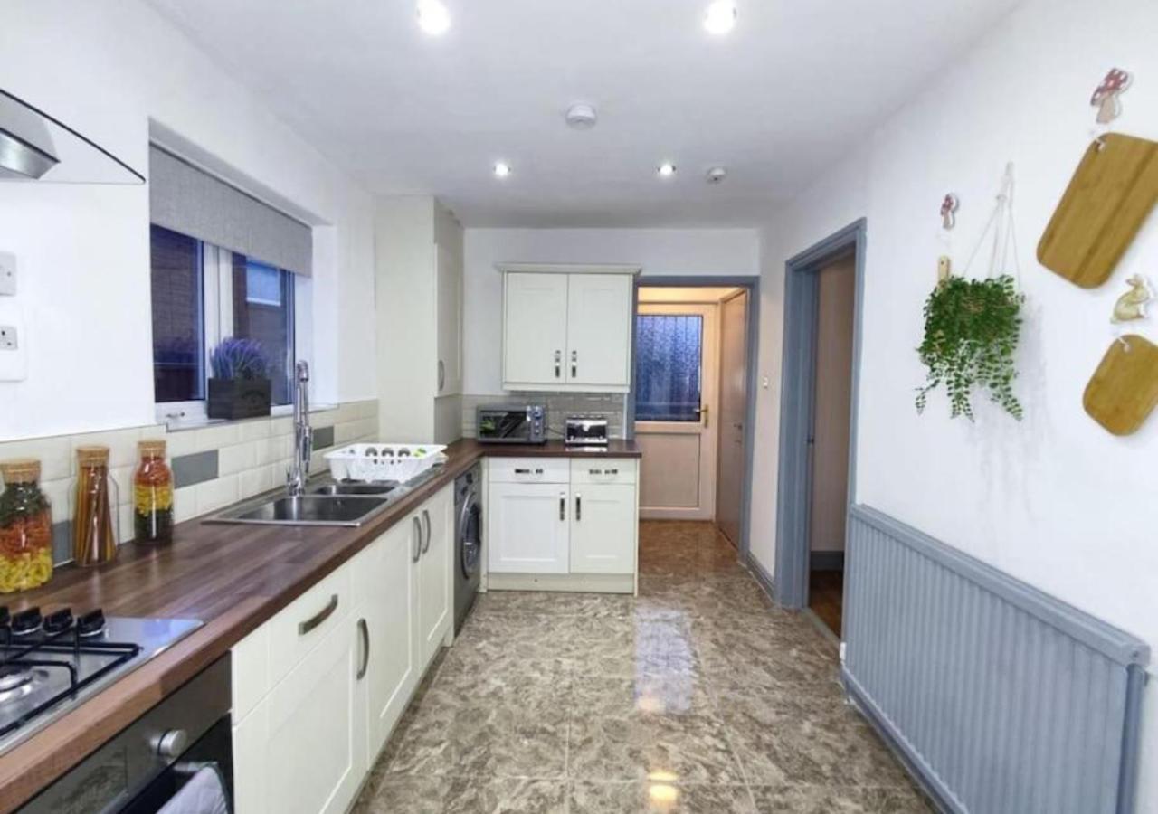Comfortable 3 Bedrooms Leeds Beach House - Ideal For Family And Contractors - Free Parking For 2 Cars Eksteriør bilde