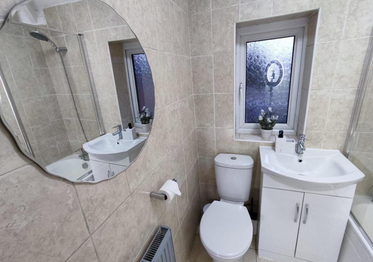 Comfortable 3 Bedrooms Leeds Beach House - Ideal For Family And Contractors - Free Parking For 2 Cars Eksteriør bilde