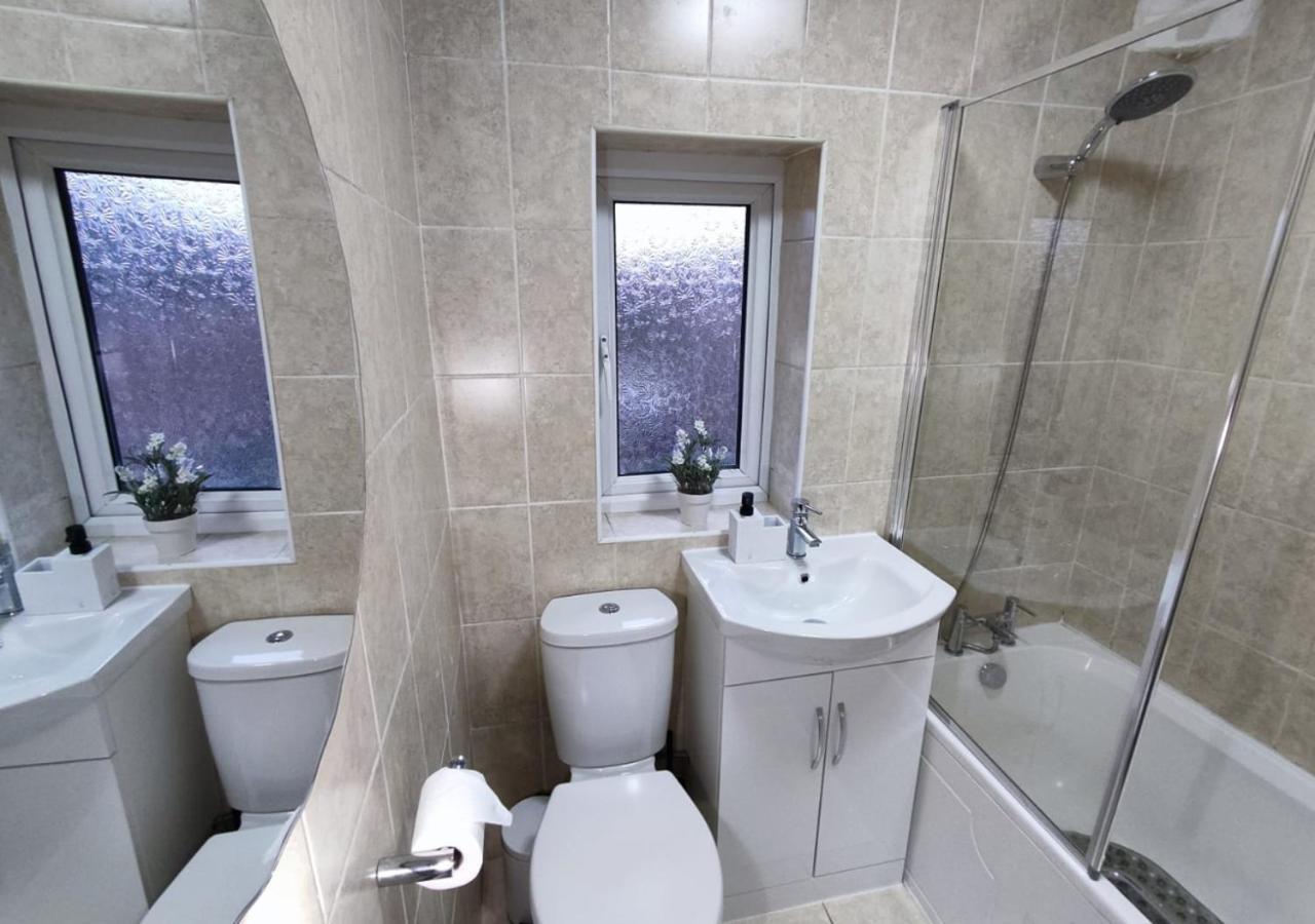 Comfortable 3 Bedrooms Leeds Beach House - Ideal For Family And Contractors - Free Parking For 2 Cars Eksteriør bilde