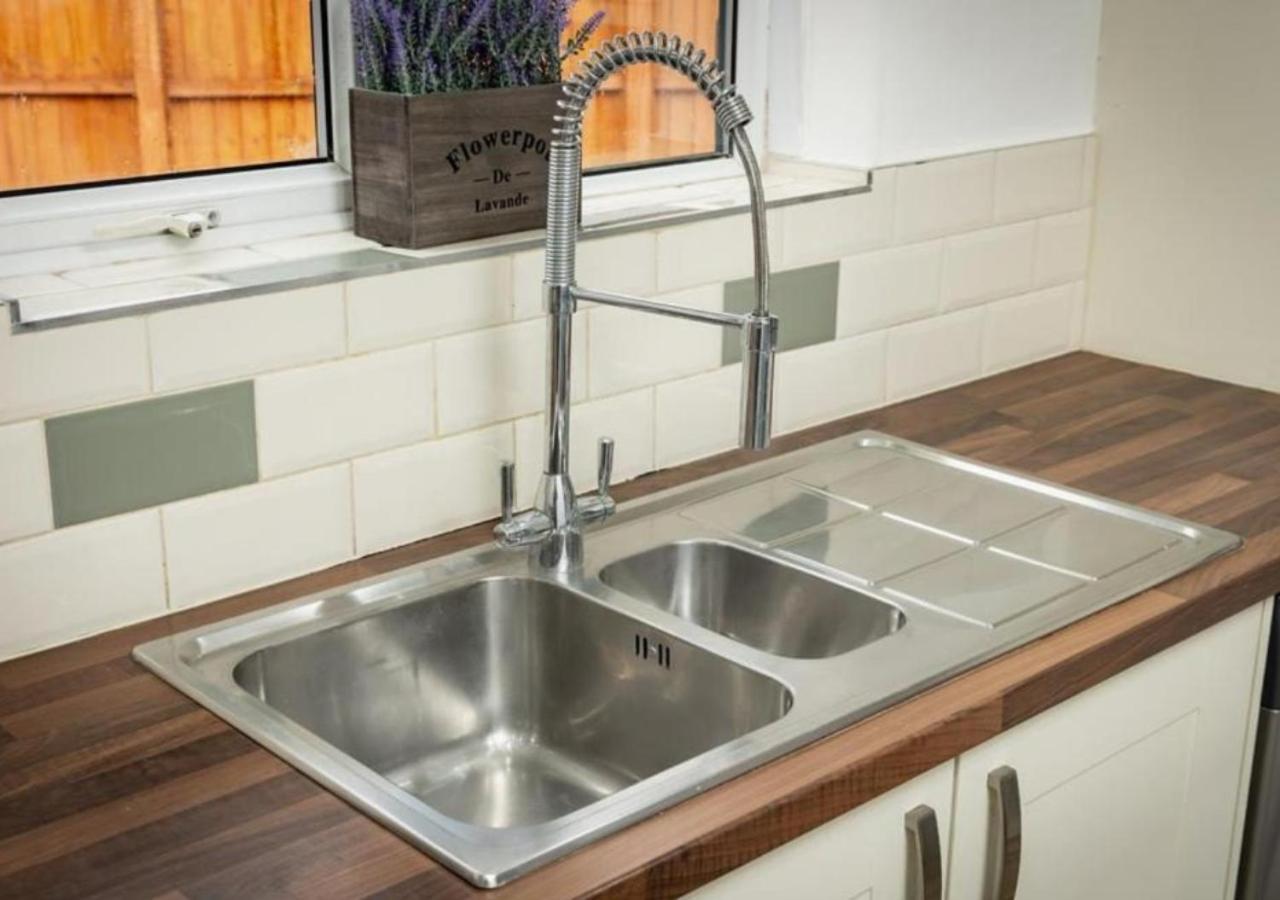 Comfortable 3 Bedrooms Leeds Beach House - Ideal For Family And Contractors - Free Parking For 2 Cars Eksteriør bilde